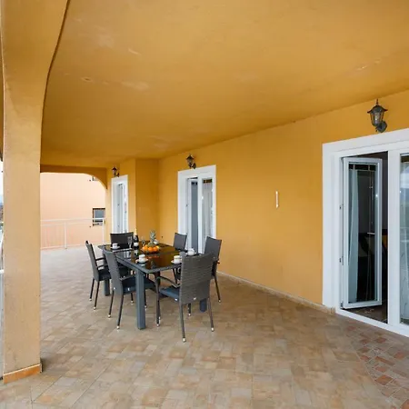 Spacious And Modern App With Big Terrace