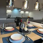 아파트 Spacious And Modern App With Big Terrace