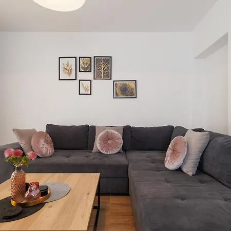 Spacious And Modern App With Big Terrace 아파트 말린스카