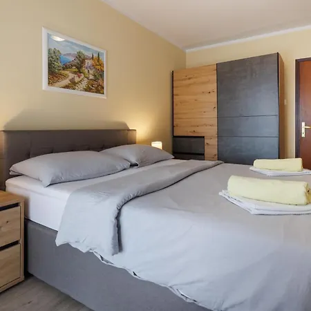 Spacious And Modern App With Big Terrace 말린스카
