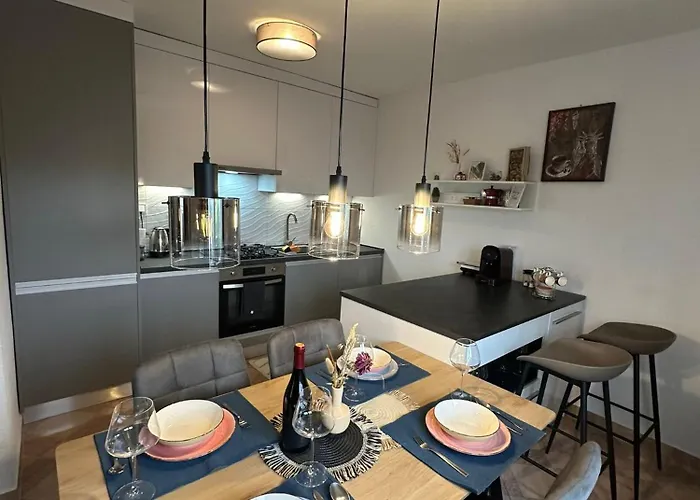 Spacious And Modern App With Big Terrace Appartamento Malinska