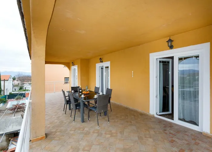 Spacious And Modern App With Big Terrace