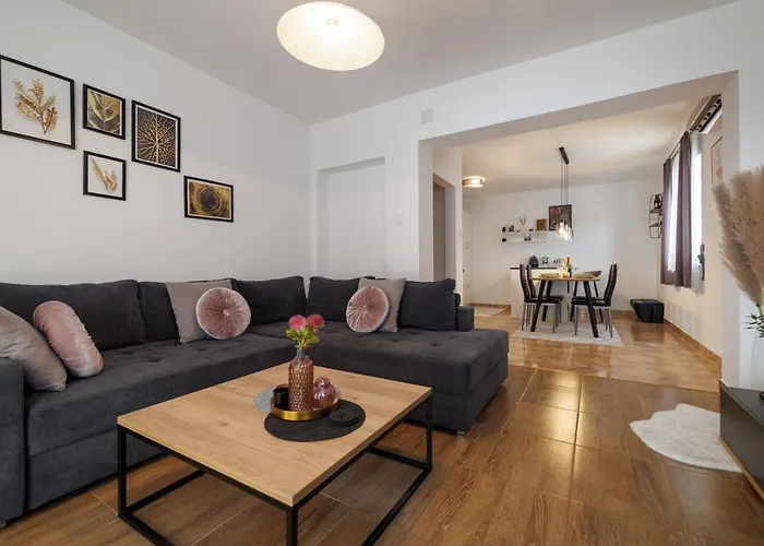 아파트 Spacious And Modern App With Big Terrace 말린스카