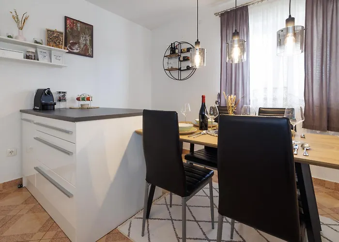 Spacious And Modern App With Big Terrace 말린스카