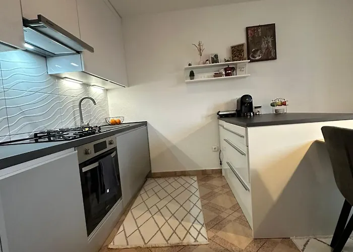 Spacious And Modern App With Big Terrace 말린스카
