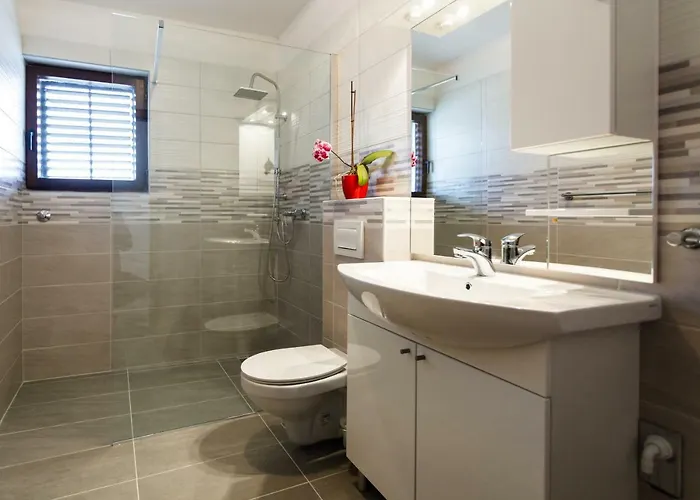 Spacious And Modern App With Big Terrace 말린스카